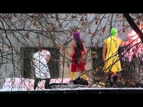 PUSSY RIOT поют политзекам на крыше тюрьмы