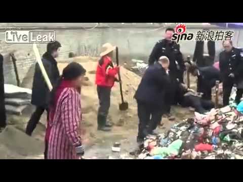 Китай: Человек убил полицейского ударом мотыги