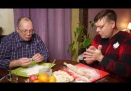 Пельмени лепят Лаврентий Августович и его помощник Шурка: путин то зассал!